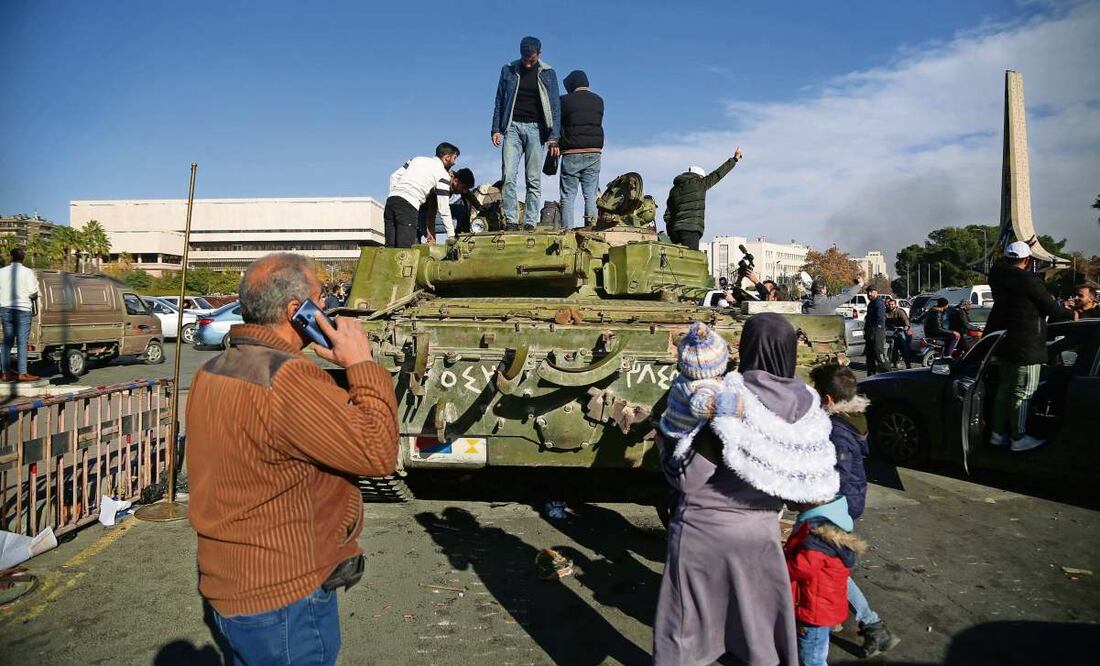 Rebeldes sirios y civiles celebran cerca del Monumento a la Espada Damascena, en la Plaza de los Omeyas en Damasco, tras la caída de Bashar al-Assad. Foto: EFE
