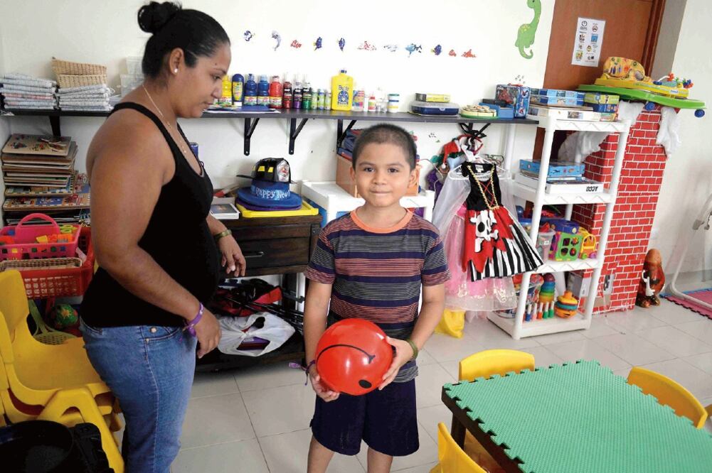 Ante la falta de un hospital público de Oncología en Cancún, Quintana Roo, Uriel y su familia deben trasladarse cada semana a Mérida, Yucatán, para el tratamiento. Hoy es el Día Internacional de la lucha contra el Cáncer Infantil. (CUAUHTÉMOC MORENO)