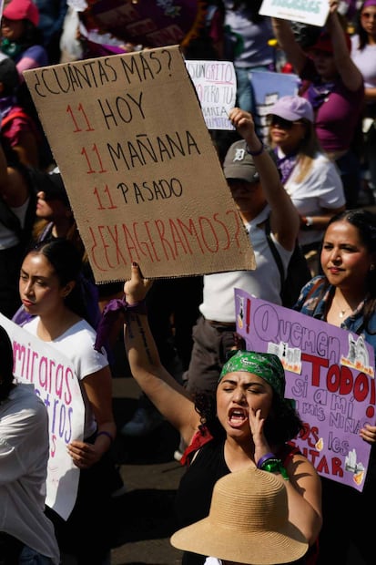 Carteles y consignas durante la marcha por el Día Internacional de la Mujer en la CDMX este domingo 8 de Marzo de 2026. Foto: Diego Simón Sánchez/ EL UNIVERSAL