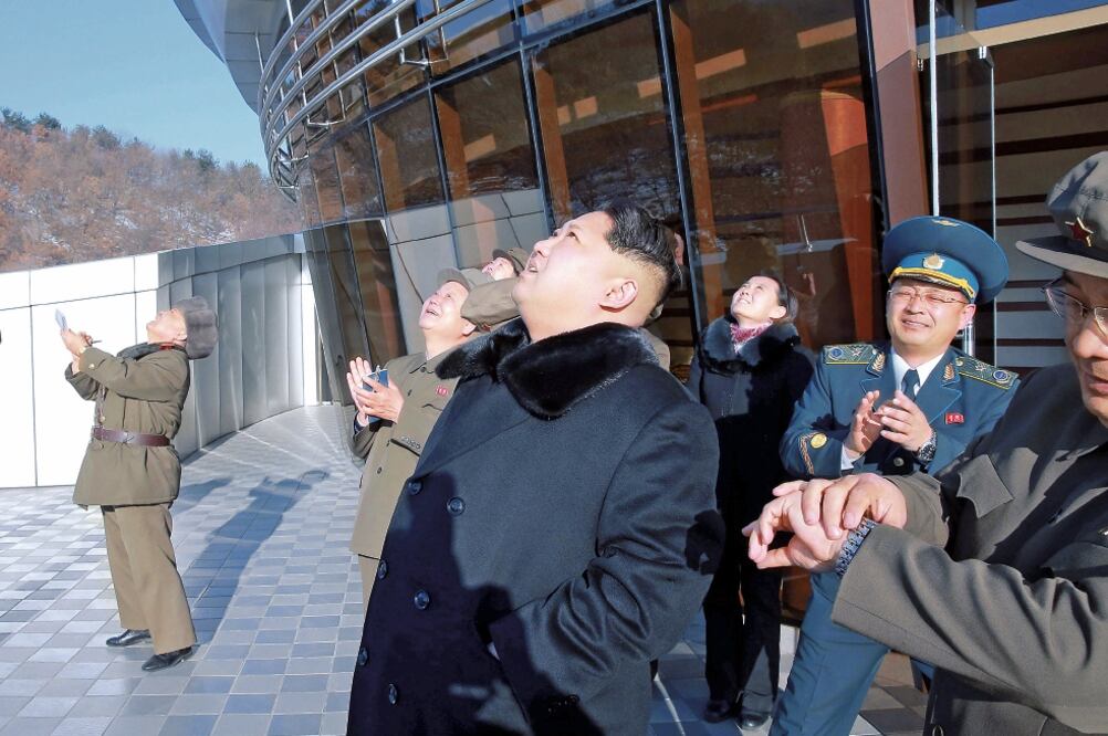 El líder norcoreano, Kim Jong Un, y miembros de su gabinete observan el lanzamiento del misil de largo alcance que calificó ese país como “un éxito” (KYODO. REUTERS)