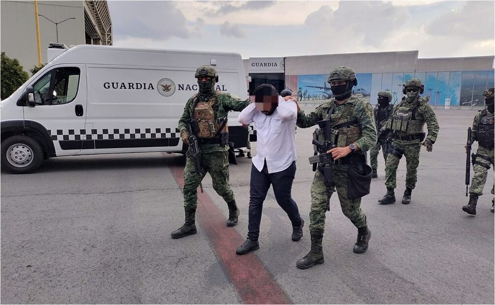 Elementos del Ejército trasladan a "El Piyi", operador de "Los Chapitos" desde Culiacán, Sinaloa. Foto: Especial
