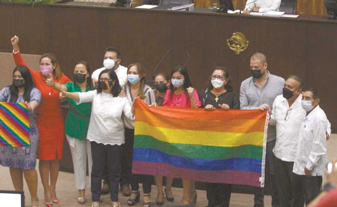 Diputados y organizaciones de la diversidad festejan la aprobación de la nueva norma para los matrimonios entre personas del mismo sexo. Foto: Especial.