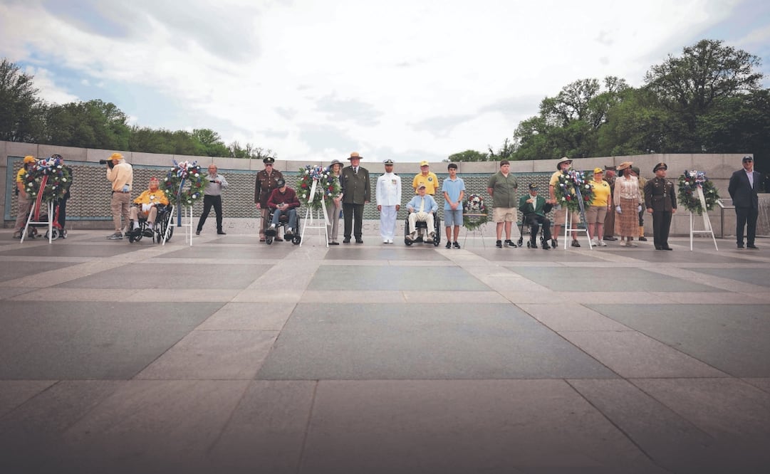 Veteranos de la Segunda Guerra Mundial junto a las coronas de flores durante el 80 aniversario del Día de la Victoria en Europa, en el monumento que recuerda dicho conflicto, el pasado 8 de mayo pasado. Foto: Kayla Bartkowski /AFP