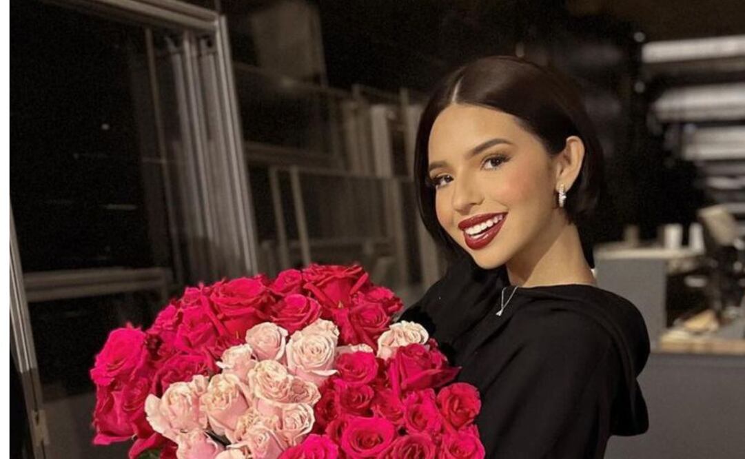 Ángela Aguilar con un ramo de rosas. Fuente: Instagram @angela_aguilar_