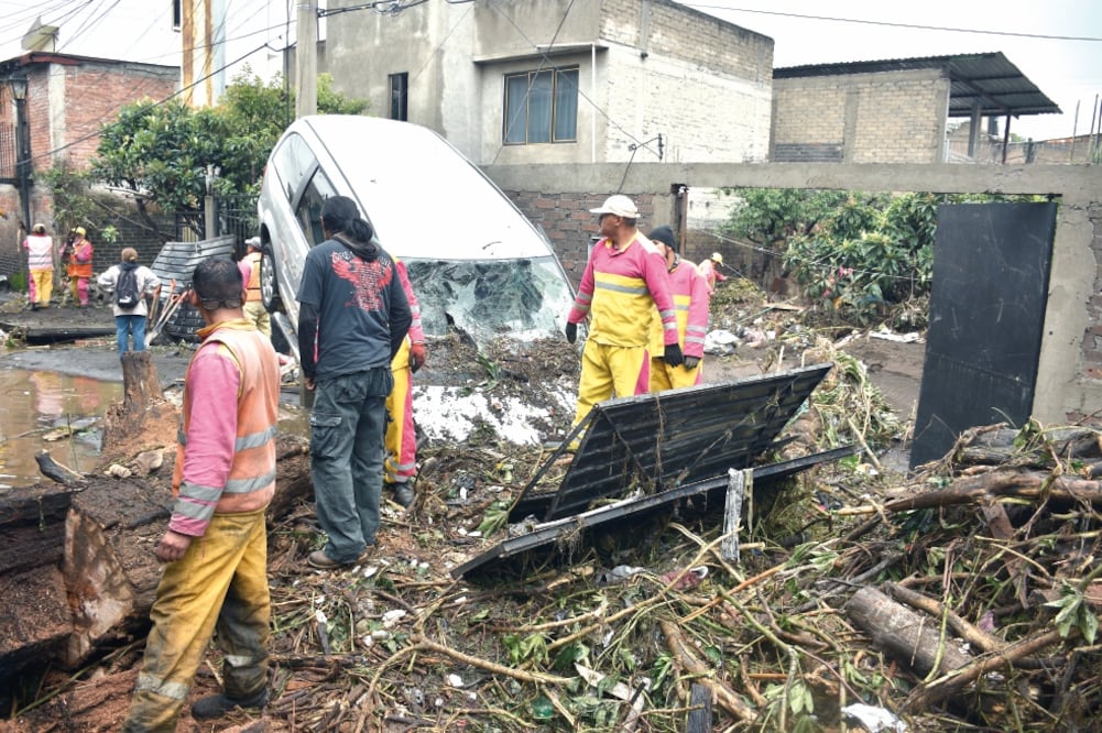 La lluvia dañó 26 colonias de Tlalpan, Coyoacán y Xochimilco: 400 viviendas y nueve escuelas resultaron inundadas; 300 vehículos quedaron varados. (ALFONSO ROMERO. EL UNIVERSAL)