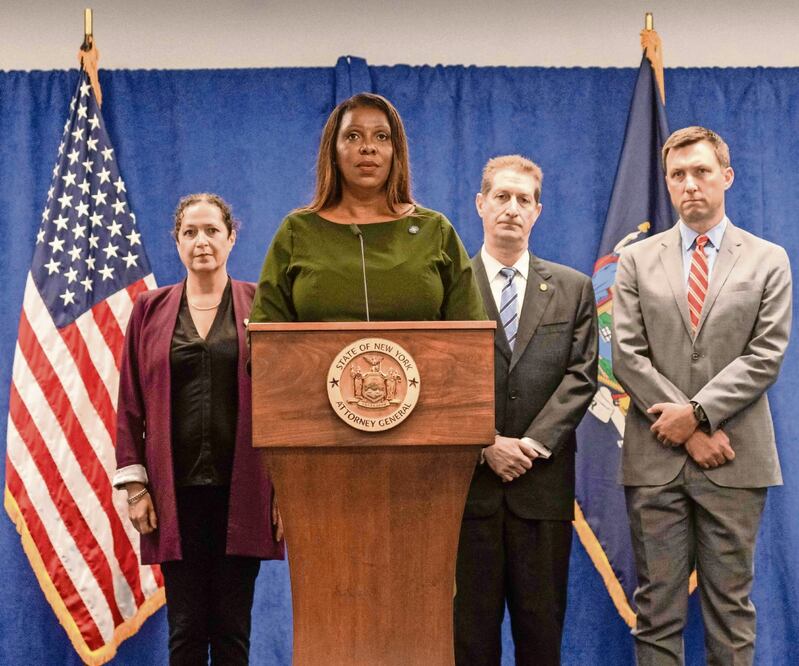 La fiscal general del estado de Nueva York, Letitia James, durante una conferencia de prensa sobre el caso de fraude financiero del expresidente Donald Trump y su familia.