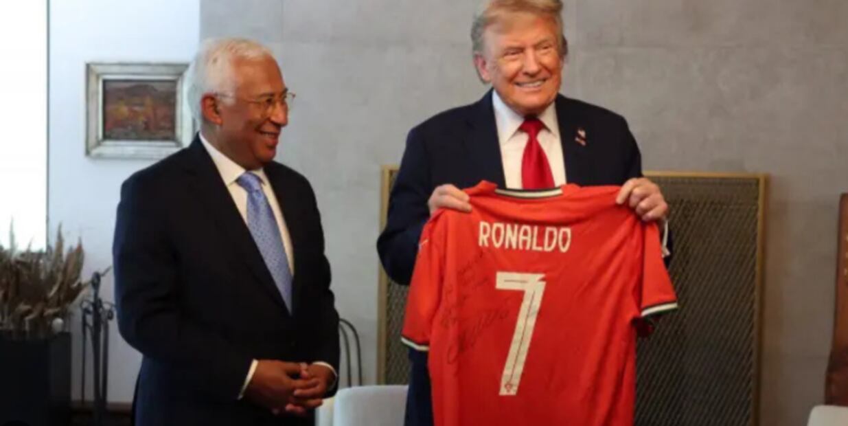 El jersey de Portugal que Cristiano Ronaldo le regaló a Donald Trump / Foto: Especiales