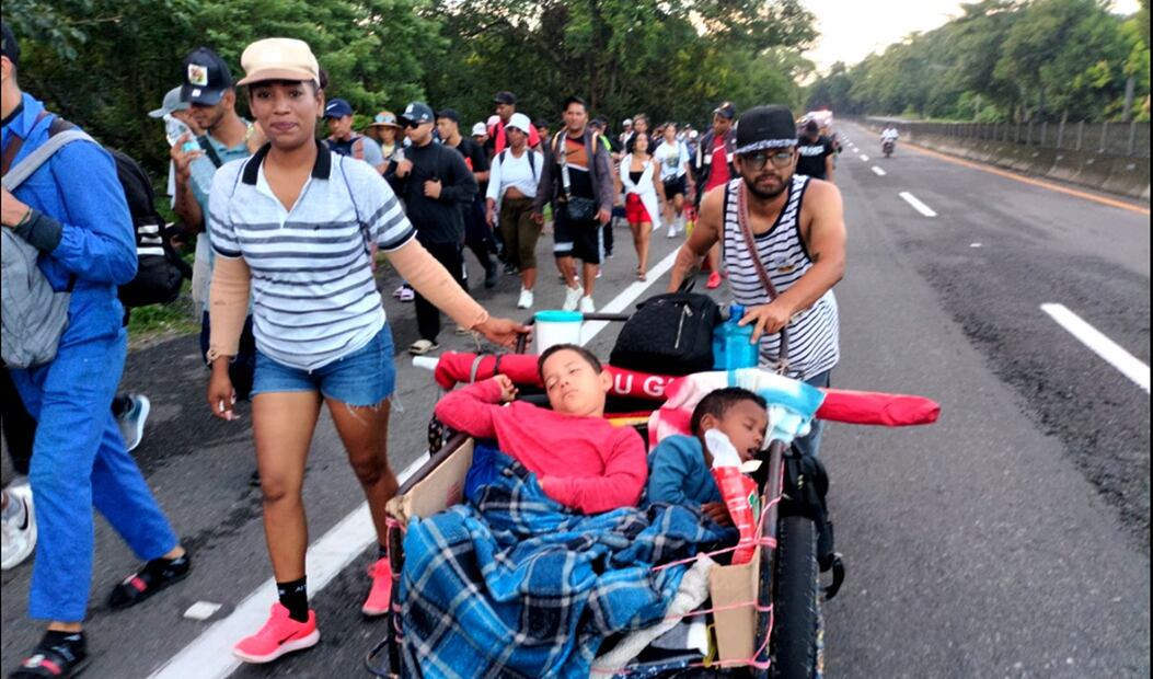 La caravana migrante “Éxodo de justicia” que salió el pasado miércoles de Tapachula, Chiapas, avanza por la carretera Costera y cuyo objetivo es llegar a la Ciudad de México en busca de papeles y trabajos bien remunerados, el 7 de agosto de 2025. Foto: María de Jesús Peters/EL UNIVERSAL