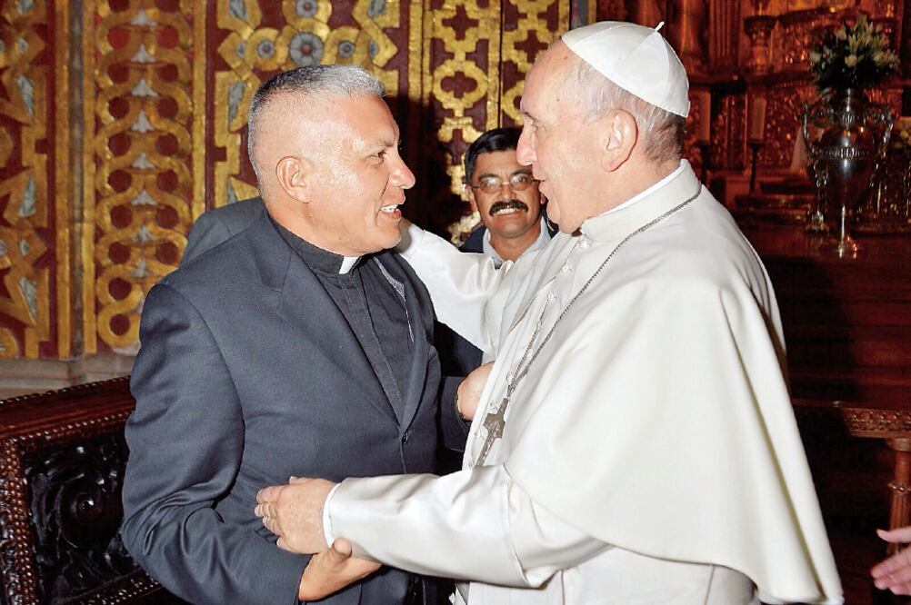 Reunión del padre Paredes con el Papa en la Iglesia de los jesuitas en Quito, Ecu ado r en julio de 2015, donde lo tomó de los cachetes y le dijo: “Como te has yankisado, che” (CORTESÍA PADRE HERNAN PAREDES)