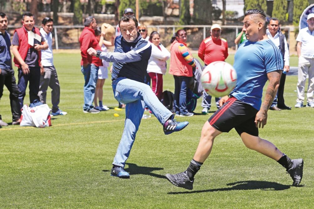 El abanderado del tricolor al Gobierno de la Ciudad de México, Mikel Arriola Peñalosa, y diputados locales del PRI convivieron con jóvenes de la delegación Cuajimalpa (IRVIN OLIVARES. EL UNIVERSAL)