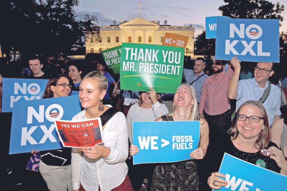 Ambientalistas celebran el rechazo del presidente Barack Obama a la construcción del oleoducto Keystone XL, anoche, afuera de la Casa Blanca. El análisis del proyecto tomó siete años. JONATHAN ERNST. REUTERS