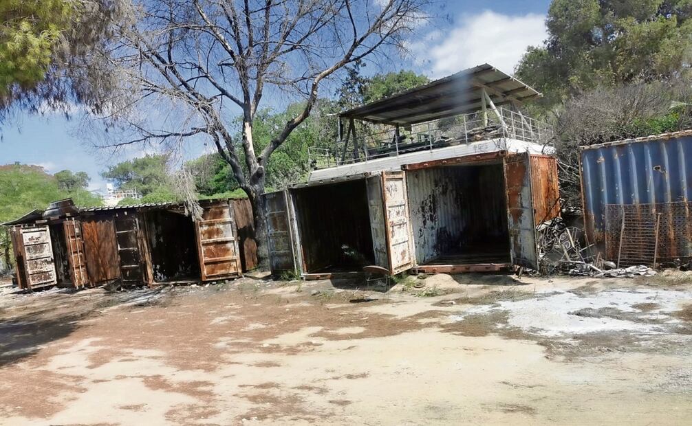 En la entrada trasera hay unos contenedores, de al menos dos metros y medio de altura, quemados, que fueron testigos de las explosiones, de las granadas que arrojó el grupo islamista Hamas en 2023. Foto: Ángel Santamaría