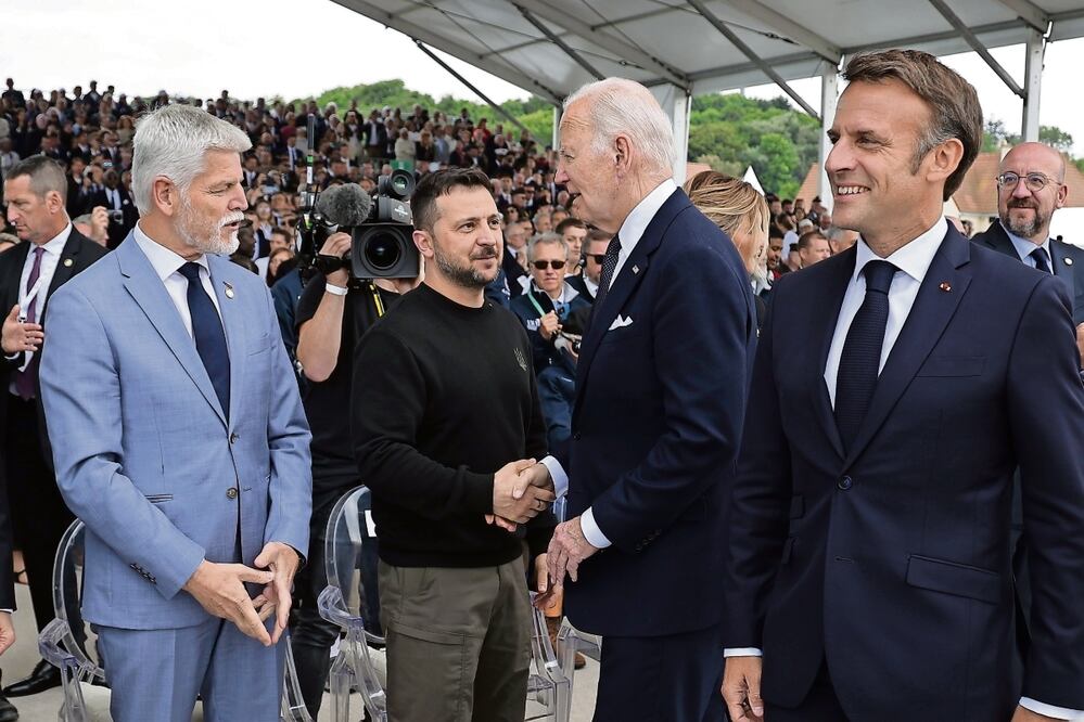 Los presidentes Volodimir Zelensky (Ucrania), Joe Biden (EU) y Emmanuel Macron (Francia). Foto: Loic Venance | AFP y Christopher Petit Tesson | EFE