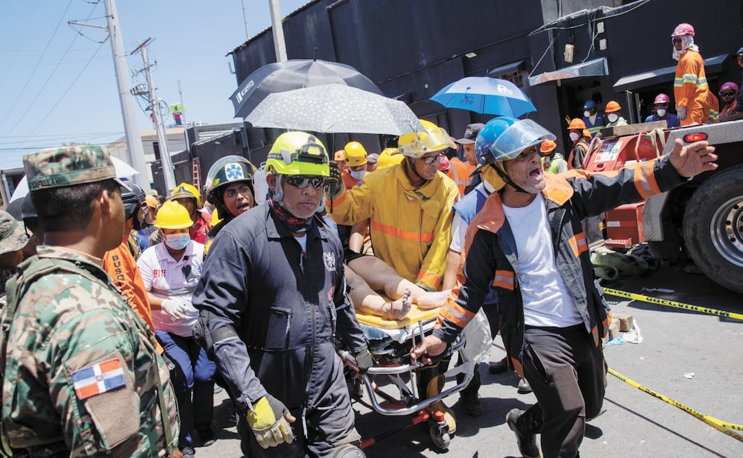 Una mujer es trasladada luego de ser rescatada en la discoteca Jet Set este martes, en Santo Domingo (República Dominicana). Los fallecidos por el desplome del techo de la discoteca Jet Set esta madrugada se elevan ya a 44, mientras continúan las labores de rescate de las personas atrapadas entre los escombros, según los últimos datos facilitados por el Centro de Operaciones de Emergencias. Orlando Barría / EFE