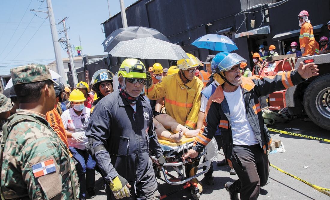 Una mujer es trasladada luego de ser rescatada en la discoteca Jet Set este martes, en Santo Domingo (República Dominicana). Los fallecidos por el desplome del techo de la discoteca Jet Set esta madrugada se elevan ya a 44, mientras continúan las labores de rescate de las personas atrapadas entre los escombros, según los últimos datos facilitados por el Centro de Operaciones de Emergencias. Orlando Barría / EFE