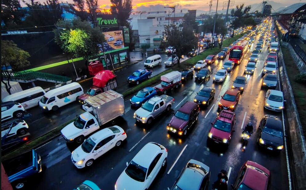 Graves afectaciones se observan en la Calzada Ignacio Zaragoza tras las fuertes lluvias de la madrugada de este martes en la mayor parte de la Ciudad de México, el 12 de agosto de 2025. Foto: Luis Camacho/EL UNIVERSAL
