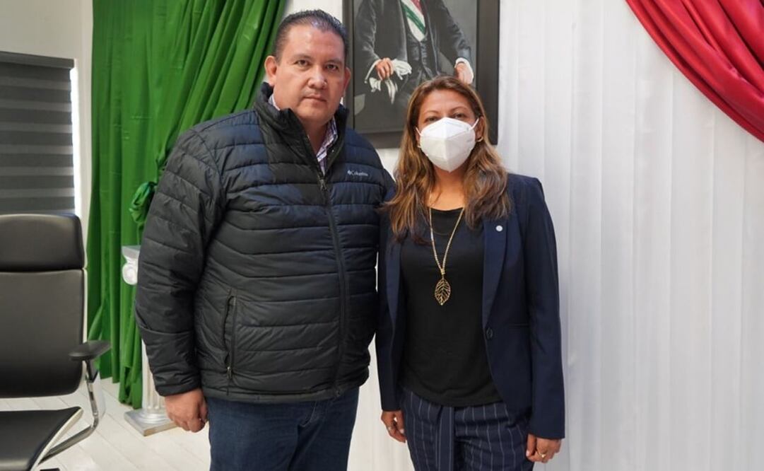 Alcalde José Manuel Ballesteros López y alcaldesa electa en Venustiano Carranza, Evelyn Parra Álvarez. Foto: Especial