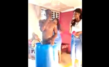 Pastor de Ghana da de beber a sus seguidores el agua donde se bañó
