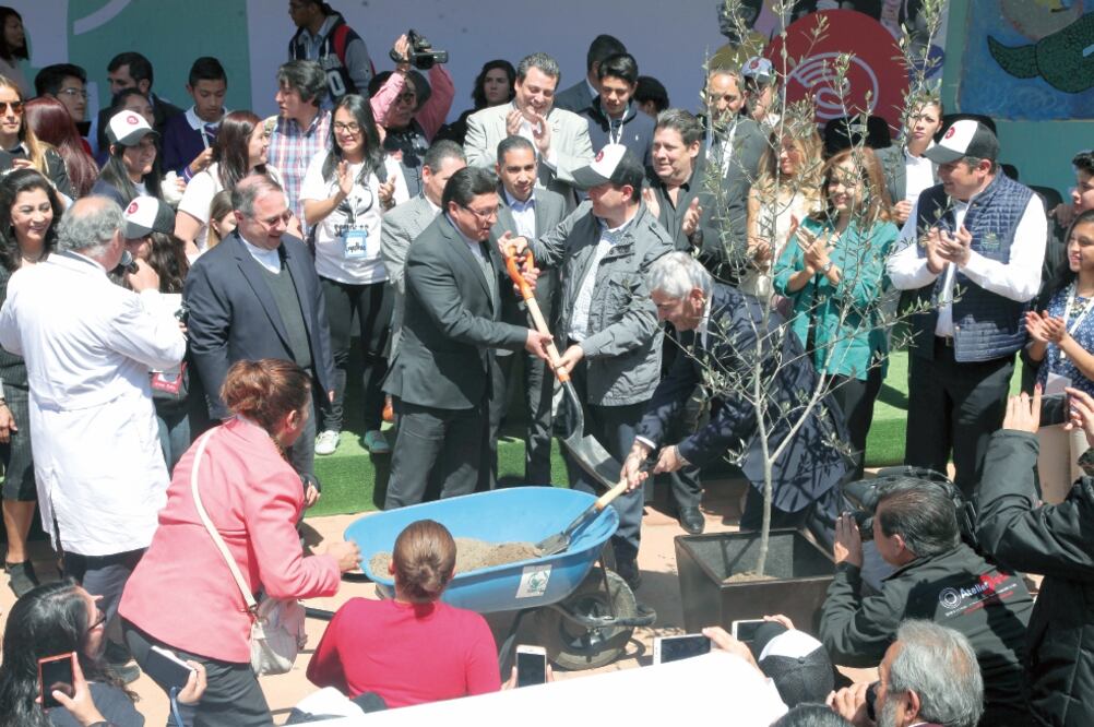 José María del Corral, presidente mundial de Scholas Ocurrentes, y Eruviel Ávila, gobernador del Estado de México (al centro), clausuraron el encuentro de Jóvenes Scholas Ciudadanía Metepec 2017 con la siembra de un árbol de olivo (JORGE ALVARADO)