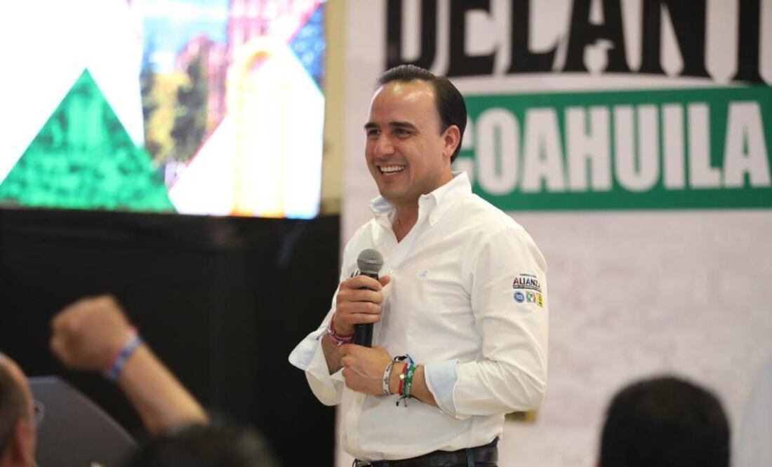 Manolo Jiménez en evento con estudiantes en Saltillo