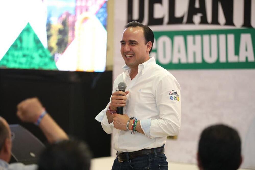 Manolo Jiménez en evento con estudiantes en Saltillo