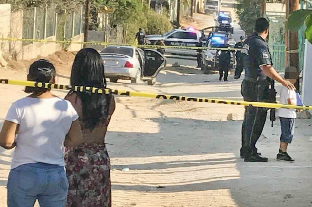 Luego de que huyeron los agresores, el niño bajó del vehículo y buscó refugio en un domicilio; minutos después arribaron elementos de seguridad (CORTESÍA JORGE CASTAÑEDA)