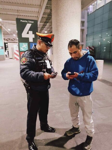 Dan de baja a taxista del AICM por robar 400 dólares a turista peruano