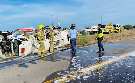 Vuelca pipa con más de 20 mil litros de gasolina en la carretera México-Nogales