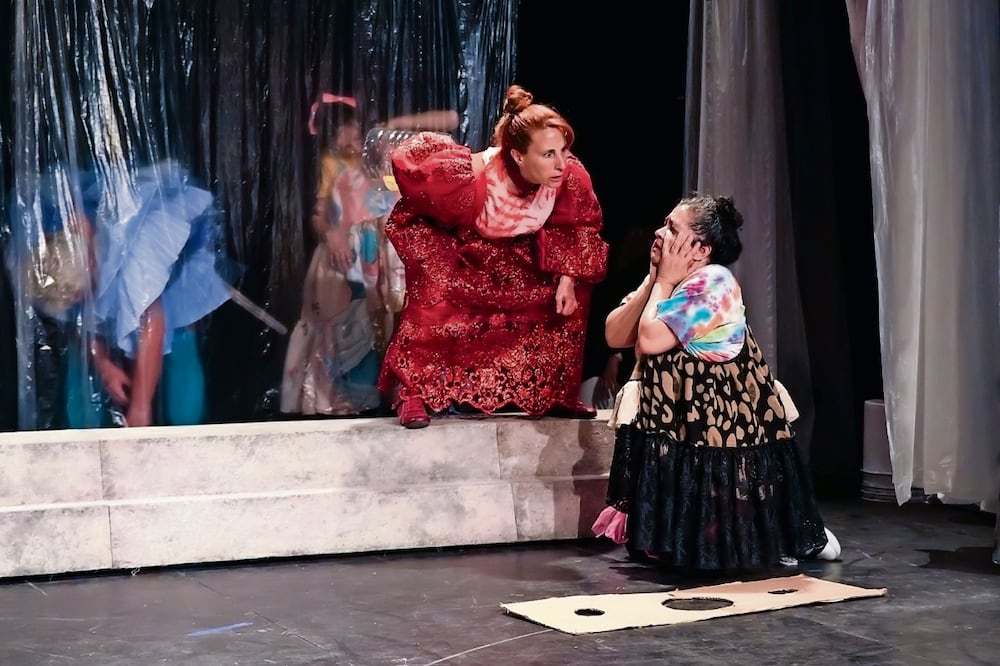 Mónica Huarte y Carmen Ramos comparten escena en esta farsa con la que homenajean a Gerardo Mancebo. Foto: Sanahe