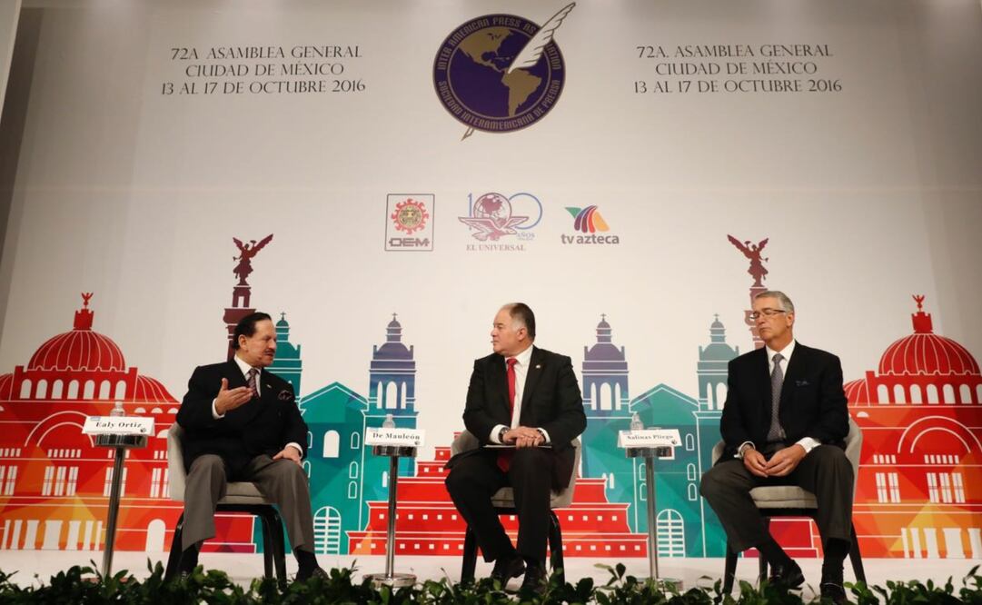 El Licenciado Juan Francisco Ealy Ortiz, Presidente Ejecutivo de EL UNIVERSAL; el periodista Héctor de Mauleón y Ricardo Salinas Pliego, presidente de TV Azteca, en la Asamblea General de la SIP. (FOTO: A30 y A31 LUIS CORTÉS. EL UNIVERSAL)