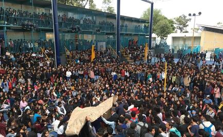 Alumnos del CCH Naucalpan inician paro de labores tras agresiones