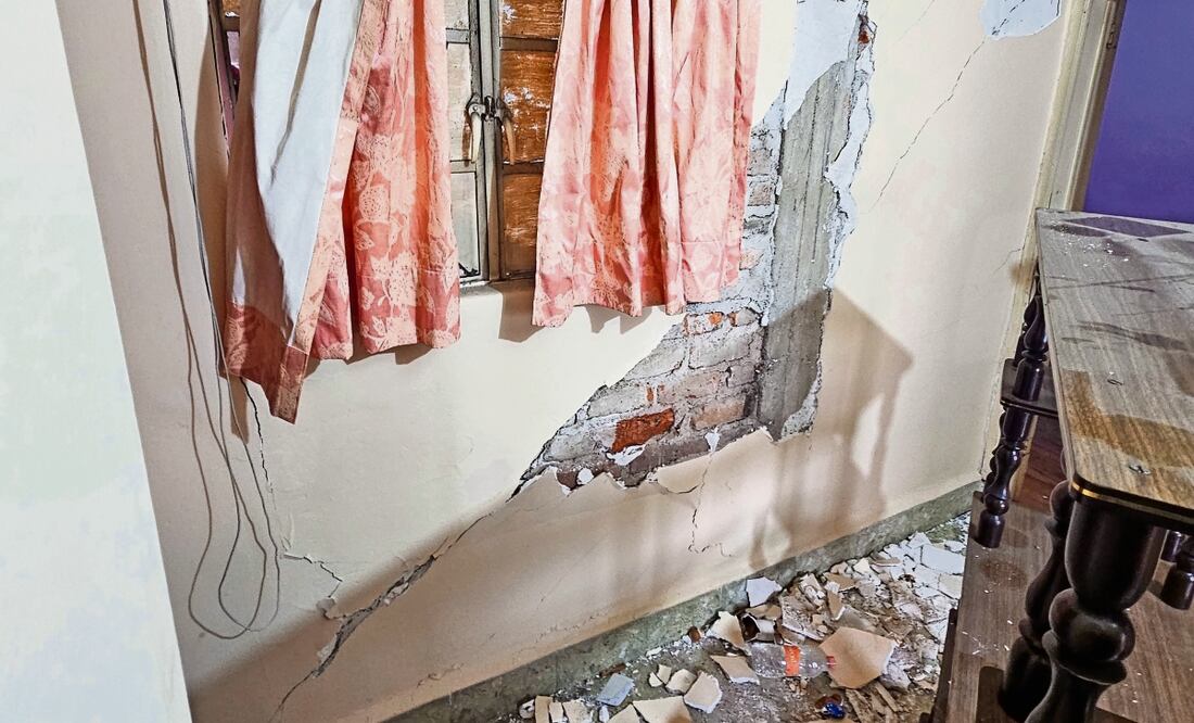 El edificio de avenida Revolución 959 fue uno de los más afectados por los microsismos. Presenta grietas en muros y escaleras, vidrios rotos, entre otros daños, por lo que sus habitantes fueron desalojados. Foto: Jorge Medillín / EL UNIVERSAL