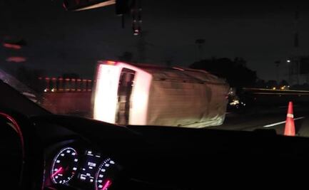 Volcadura de transporte público en Ecatepec provoca caos en autopista México-Pachuca