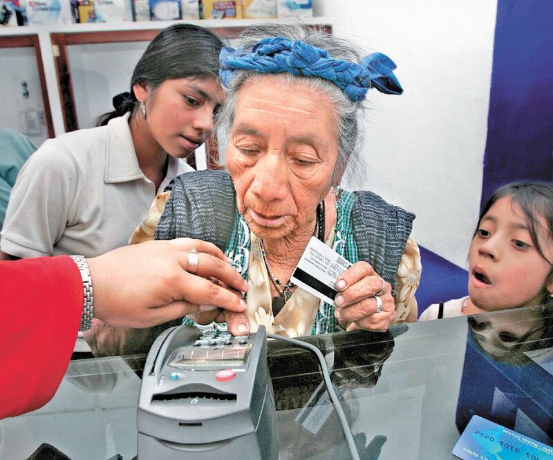 En transacciones con tarjetas, los bancos cobran comisiones mientras que la plataforma Klar prefiere darles de descuento a clientes. Foto: ARCHIVO EL UNIVERSAL
