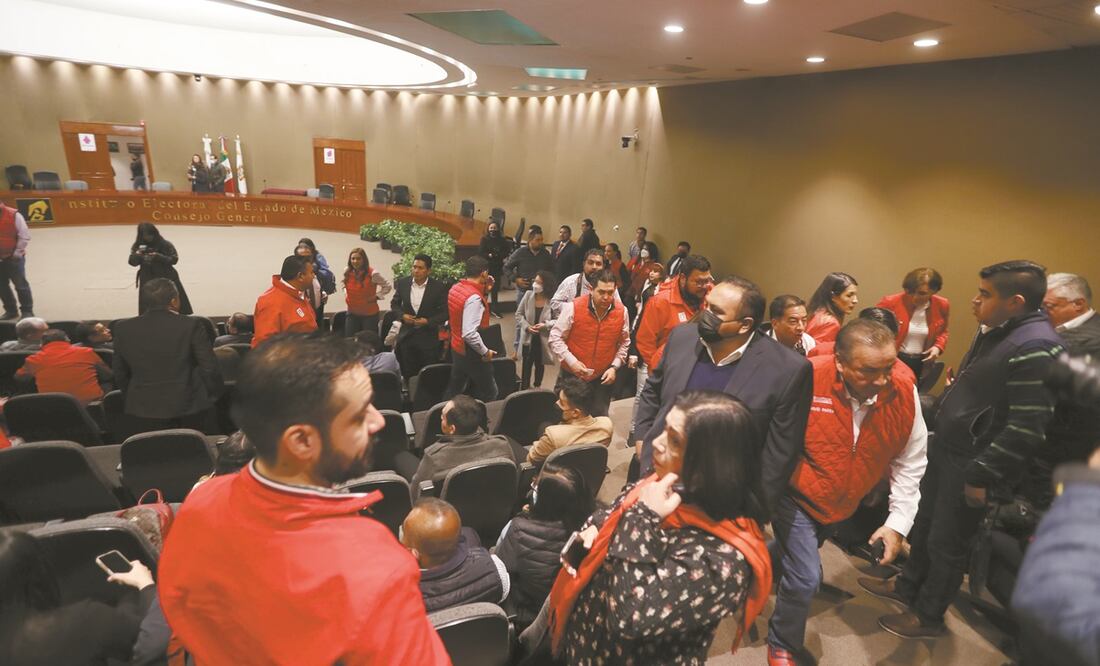 Tras casi una hora de esperar en el salón del Consejo General del IEEM para registrar la alianza Va por el Estado de México, se pidió a los militantes priistas retirarse del lugar. Foto: Jorge Alvarado / EL UNIVERSAL