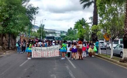 Marchan normalistas en la ciudad de Morelia