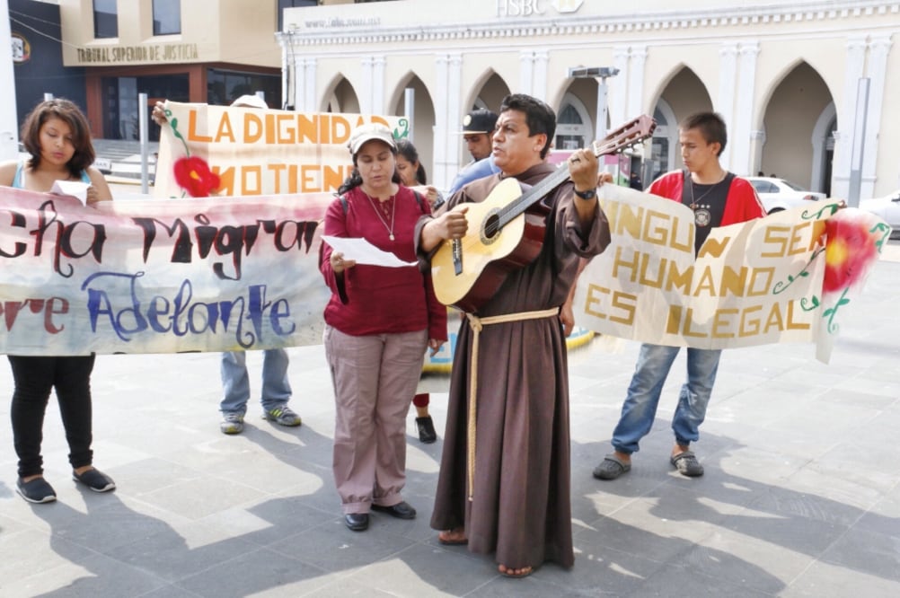 Miembros de la 72 Hogar Refugio para Personas Migrantes protestaron afuera de varias dependencias del estado de Tabasco, en donde con cánticos y pancartas pidieron más respeto y ayuda para los indocumentados. (LUMA LÓPEZ. EL UNIVERSAL)