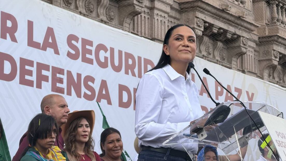 Desde las puertas del palacio de Gobierno de Chihuahua, Ariadna Montiel aseguro que Morena esta de lado de la justifica y de la ley. Foto: Paola Gamboa l EL UNIVERSAL.