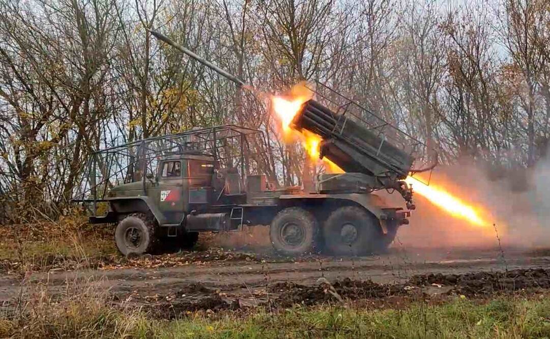 En esta imagen tomada de un video difundido por el Ministerio de Defensa de Rusia el martes 3 de diciembre de 2024, se puede ver un lanzacohetes "Grad" de 122 mm. que dispara hacia posiciones ucranianas en la región de Kursk, Rusia, cerca de la frontera con Ucrania. Foto: AP