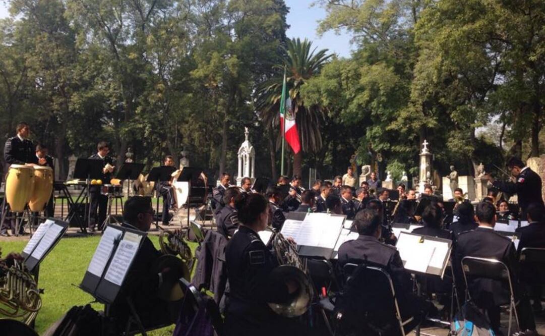 La ceremonia cívica, organizada por la Secretaría de Gobernación, incluyó el izamiento de la bandera, entonación del Himno Nacional, y la participación de la Orquesta Sinfónica de Alientos de la Policía Federal. FOTO: Abida Ventura/EL UNIVERSAL.