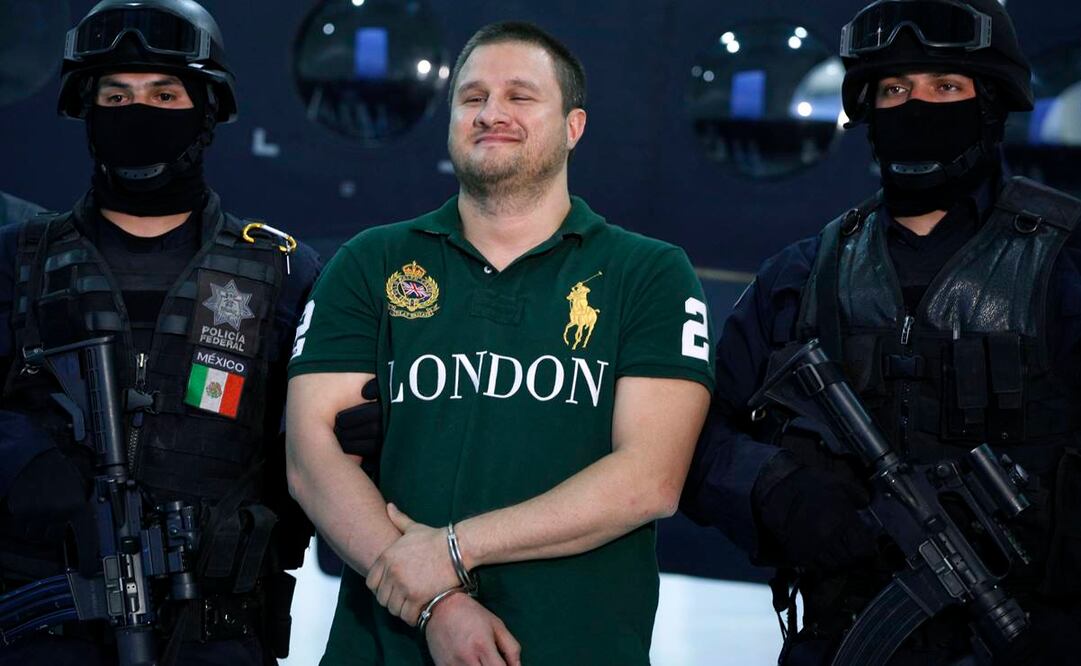 "La Barbie" escoltado por policías al ser presentado a la prensa en Ciudad de México el 31 de agosto del 2010 / Foto: Archivo. AP