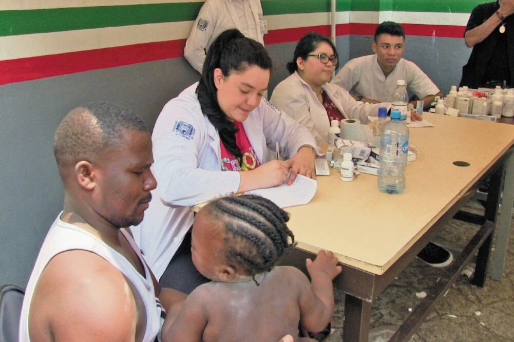 En la Estación Migratoria Siglo 21 fue instalado un módulo de atención médica ante el riesgo de un posible brote de varicela y dermatitis entre los migrante s. (MARÍA DE JESÚS PETERS. EL UNIVERSAL)