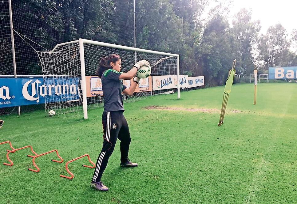 La portero Cecilia Aurora Santiago Cisneros trabajó atajadas en su área y detuvo disparos a balón parado (TWITTER)