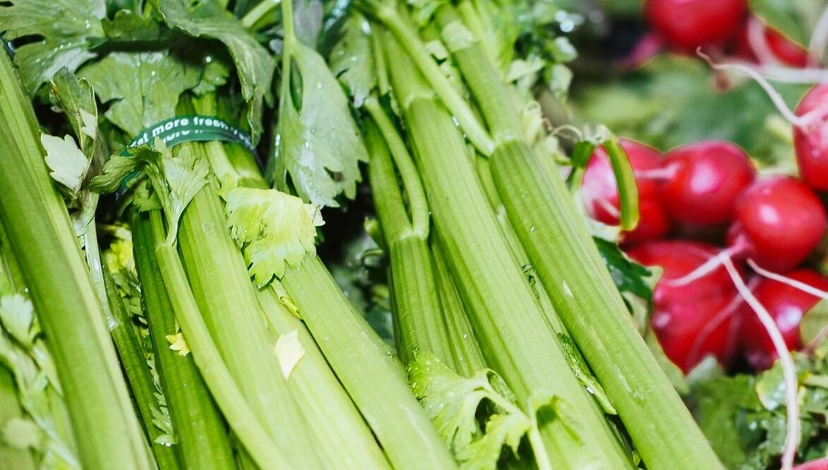 Hay varias recetas para aprovechar las hojas de apio / Foto: Pexels