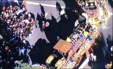 Se enciende y rompe carro en Desfile de las Rosas