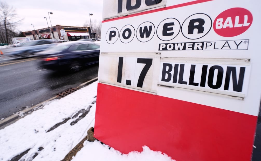 El premio mayor del juego de lotería Powerball se exhibe afuera de la estación de Mobil de Ted's Stateline, el miércoles 24 de diciembre de 2025. Foto: AP