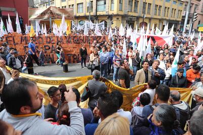 Manifestantes colocan barda para impedir paso a la ALDF