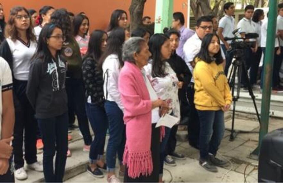 Lupita asiste a su primer día de preparatoria a los 95 años