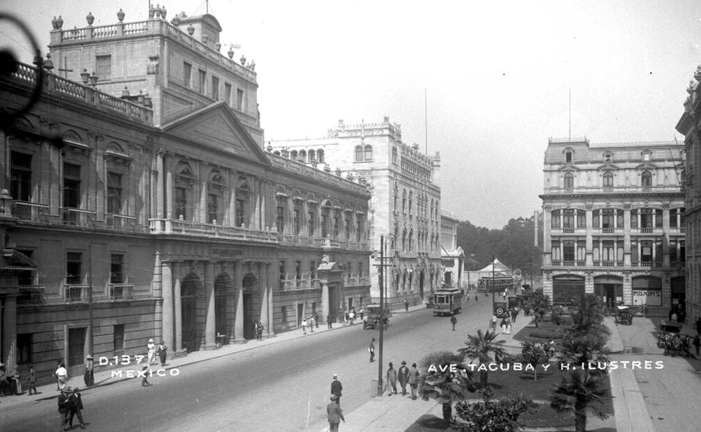 La calle de Tacuba en una tarjeta postal de los años veinte, donde destaca del lado izquierdo el Palacio de Minería, que entonces albergaba a la Escuela Nacional de Ingenieros. Colección Villasana.