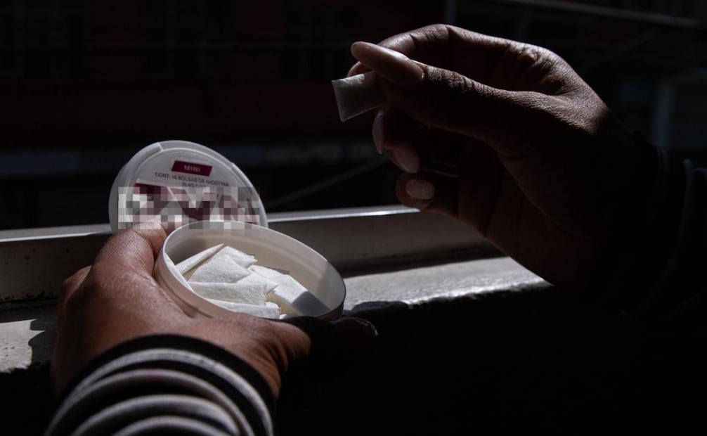 Del tamaño de un chicle, sin humo, encendedor, ni rastro visible; las bolsas de nicotina se han incorporado al mercado mexicano. | Foto: Santiago Reyes.